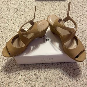 Comfortable wedge man made material.